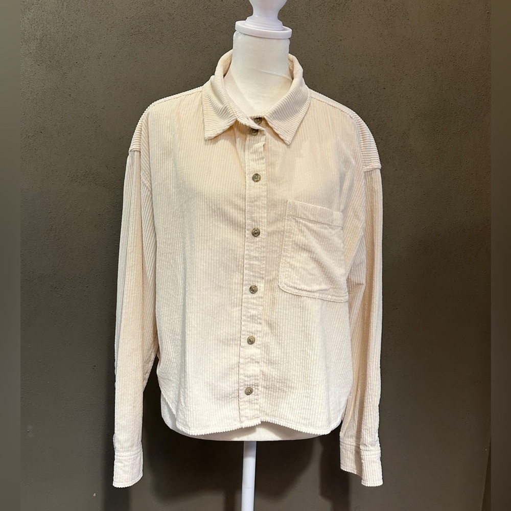 American Eagle ivory corduroy shacket, size Medium, one front pocket